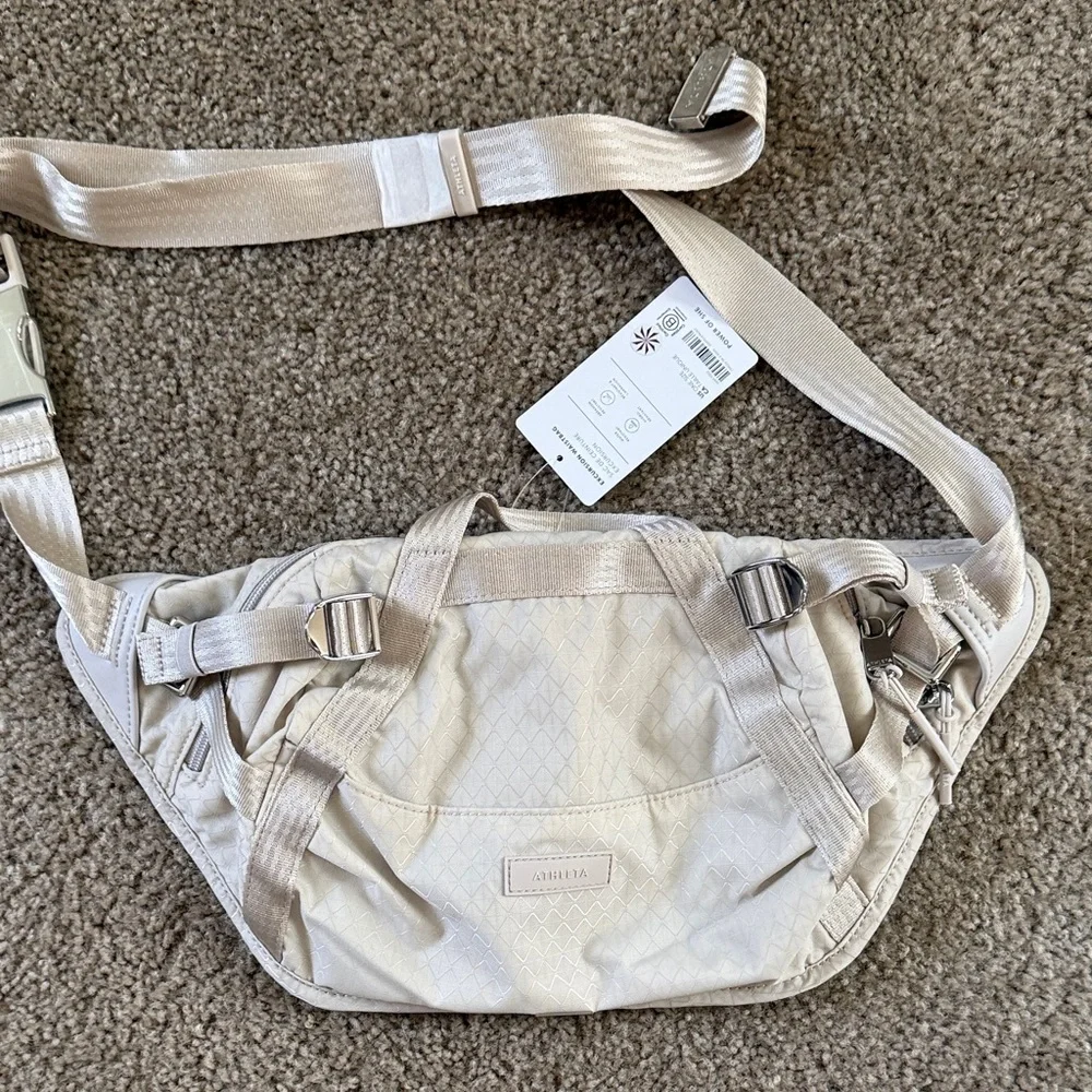 Athleta Cream Travel Excursion Waistbag Beltbag NWT - Picture 1 of 3